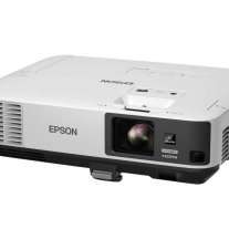 Epson EB-2155W WXGA 3LCD Projector ความสว่าง(ANSI Lumens) 5,000 ความละเอียด(พิกเซล) 1280x800 (WXGA) Contrast 15,000:1 Automatic Screen Fit function adjusts focus, Zoom, Keystone Split Screen  Gesture Presenter 2 HDMI Input / Speaker 